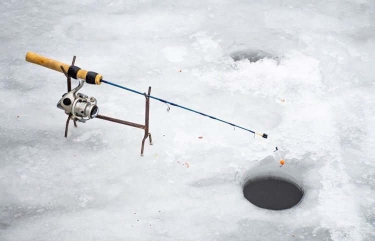 How does an ice fishing rod tip-up works